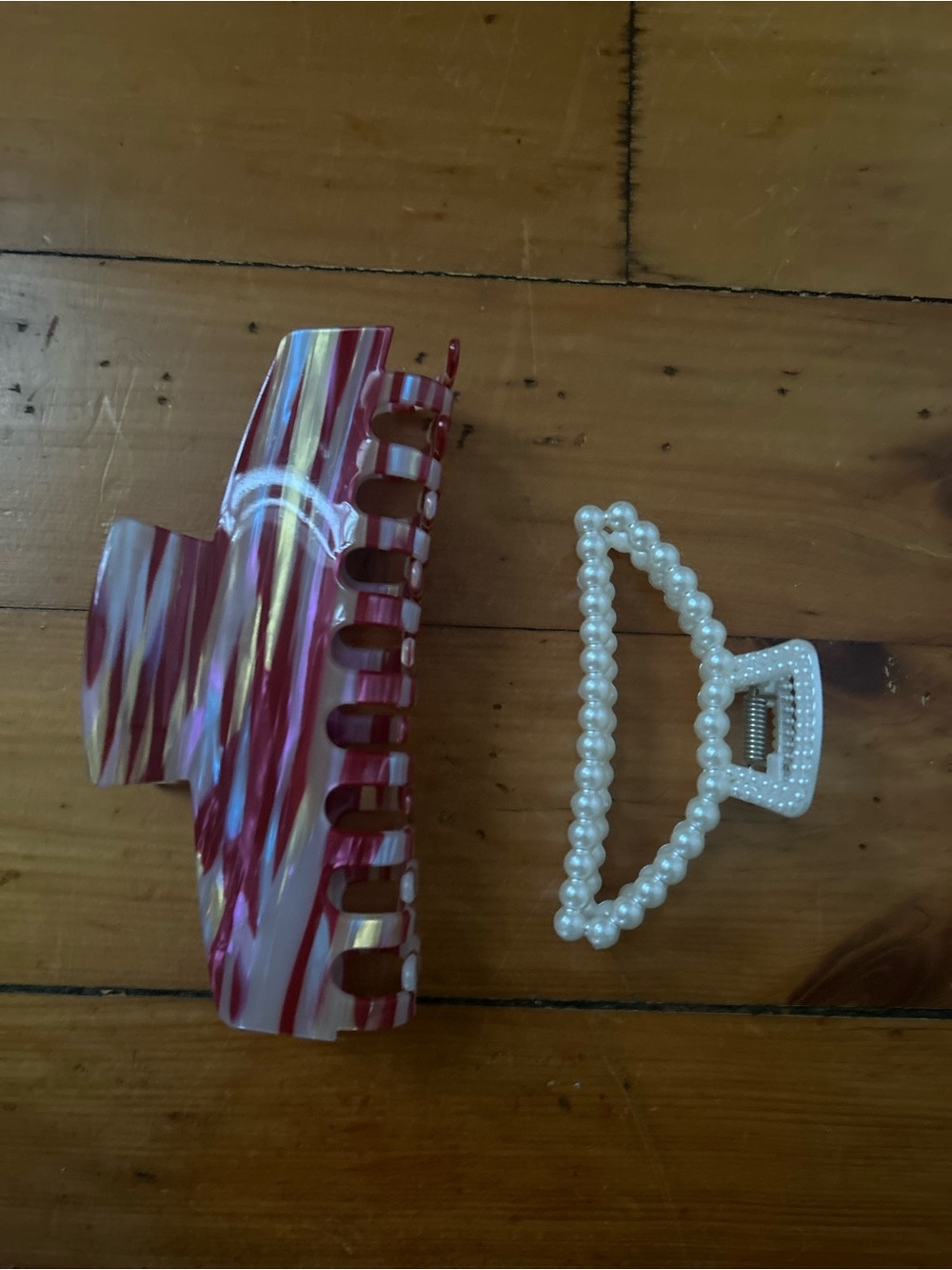 Set of two claw clips pearl and red
